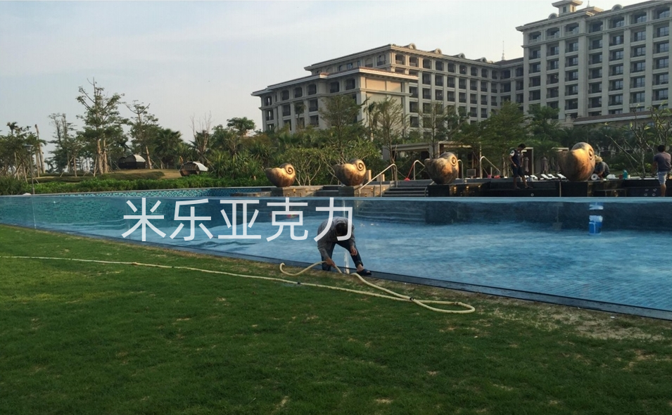 <b>亞克力游泳池深度多少合適？實(shí)用性安全性是關(guān)鍵</b>